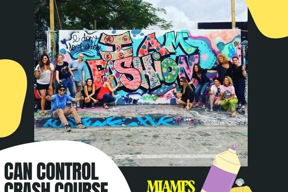 un grup de persones assegudes davant d'una paret amb grafits