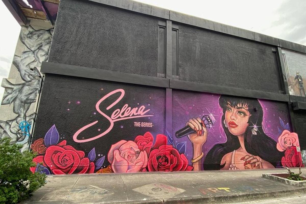 un mural al lateral d'un edifici amb roses
