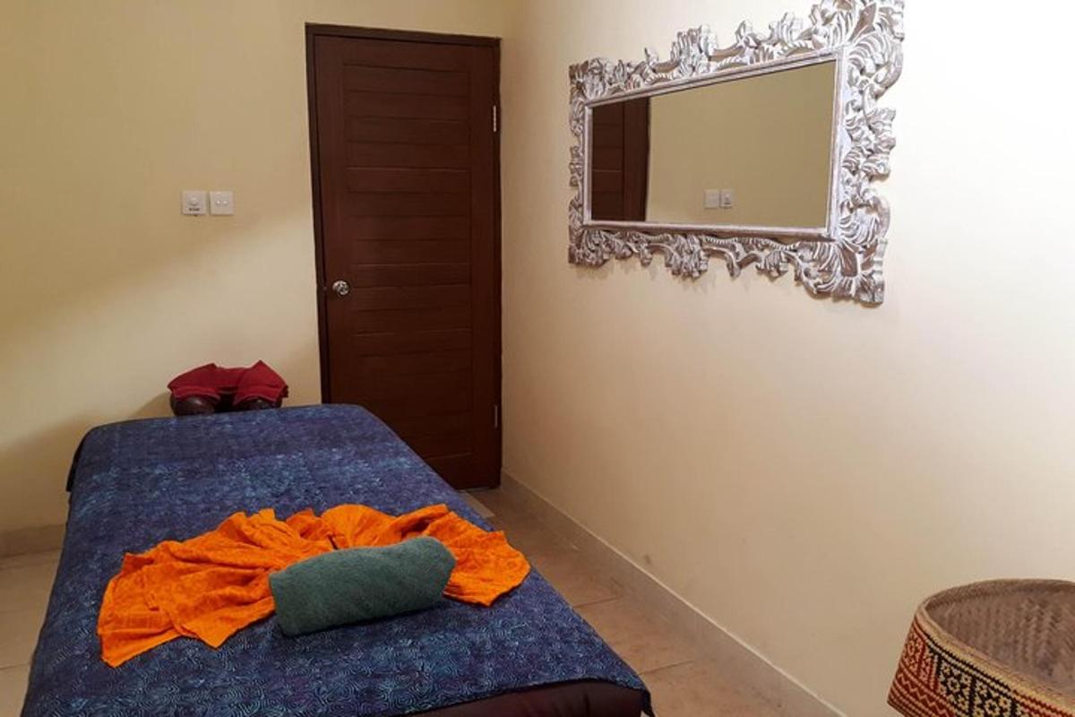 una camera da letto con un letto e uno specchio sul muro