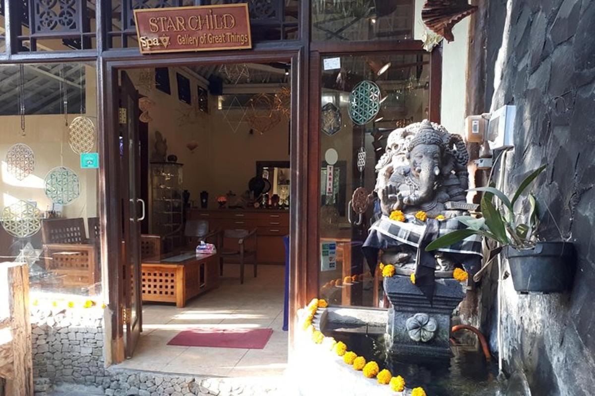 un negozio con una statua di fronte a un edificio