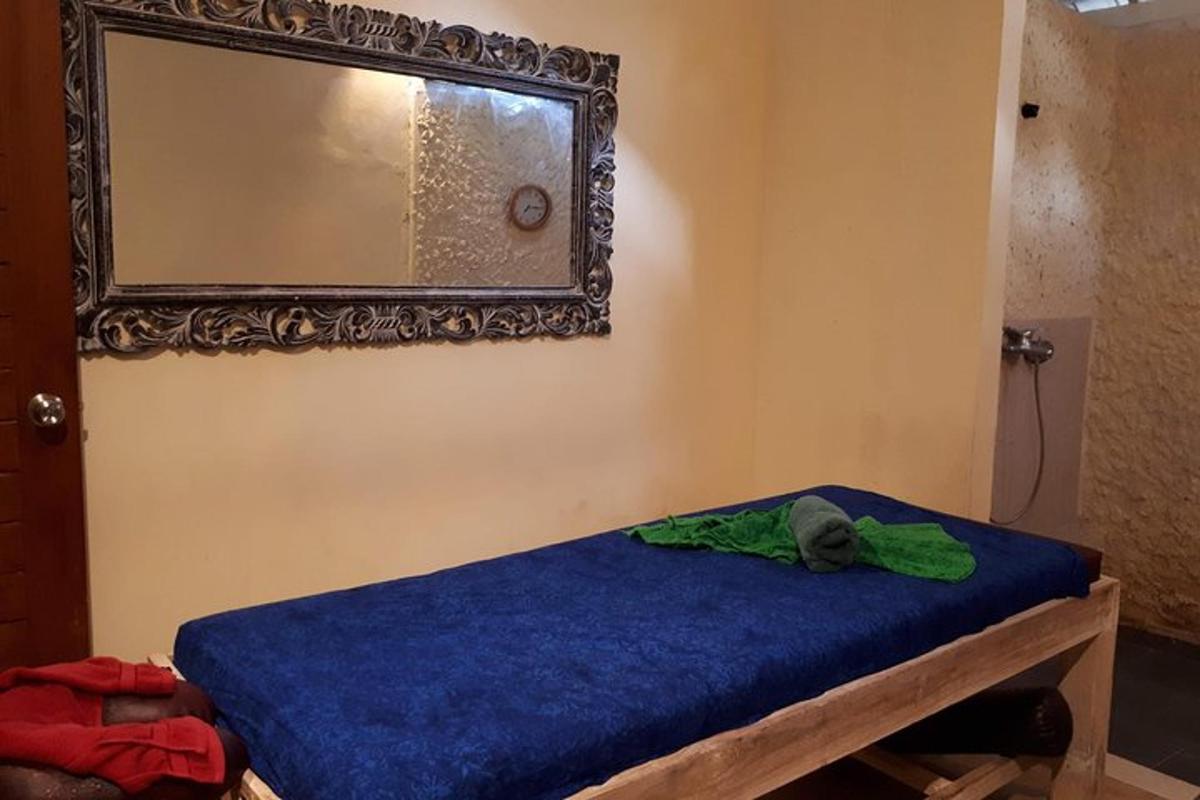 una camera da letto con un letto con uno specchio sul muro