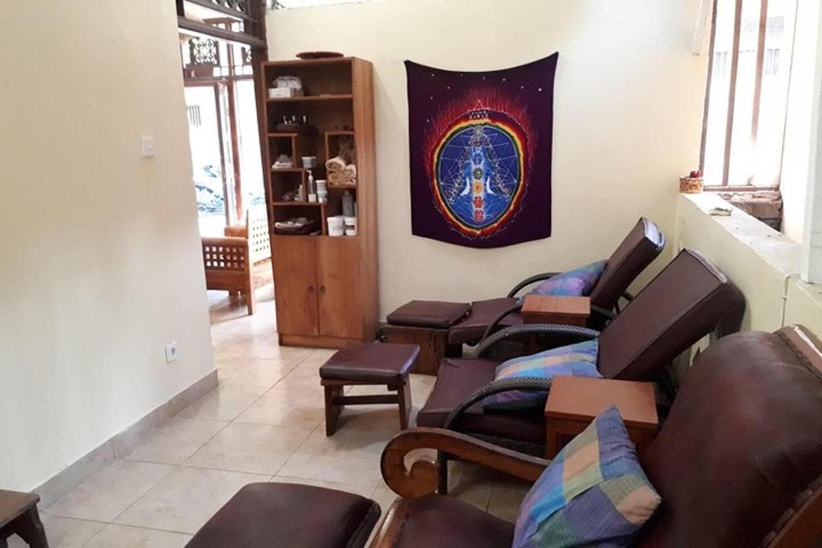 una sala d'attesa con sedie e un quadro sul muro