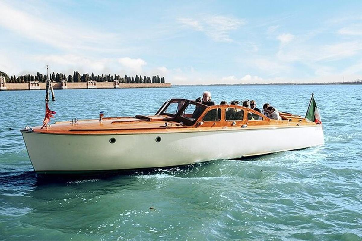 isang grupo ng mga tao sa isang bangka sa tubig