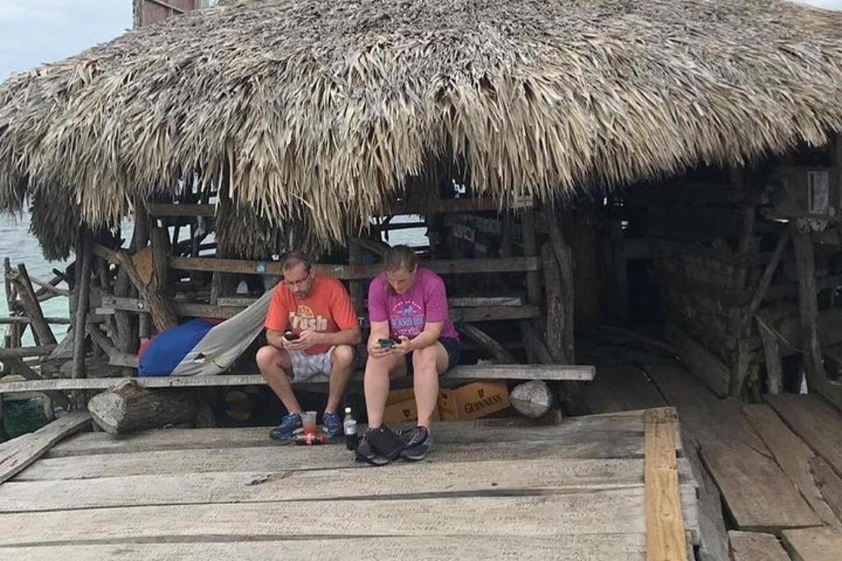 藁小屋のベンチに座っている男女