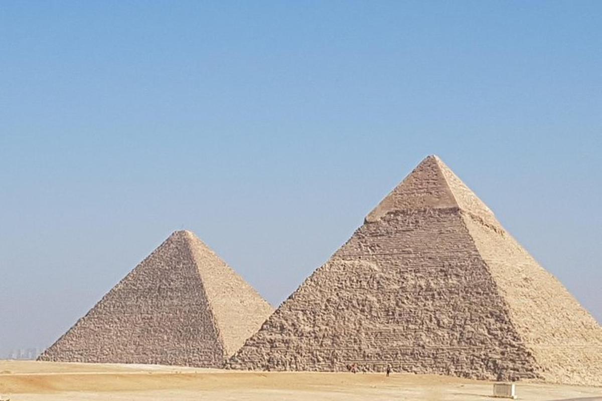Kaks püramiidi sinise taeva taustal