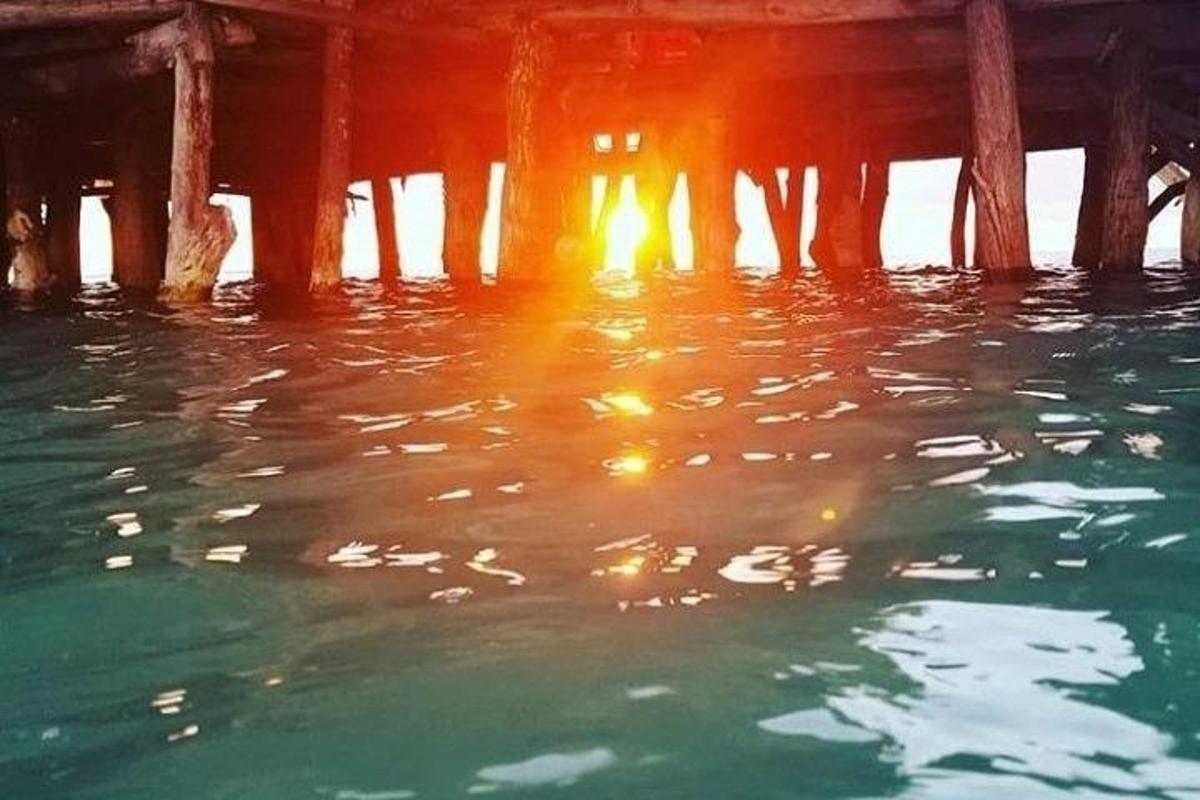 太陽が水面に映る桟橋