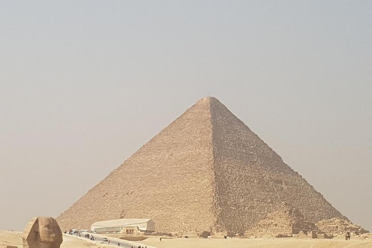 vaade Giza püramiidile kõrbes