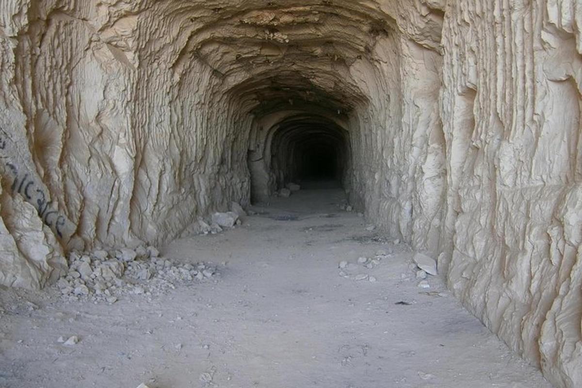 tunel ve skalní stěně o délce tunelu
