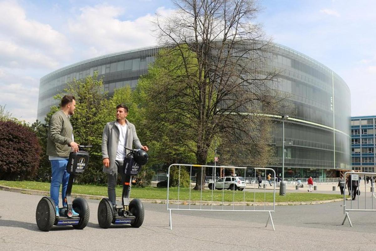 Két férfi segwayez egy épület előtt