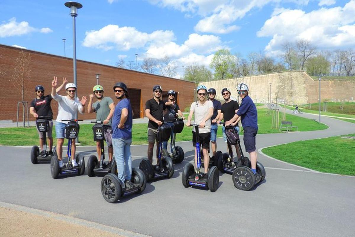 egy csoport ember segwayeken utazik
