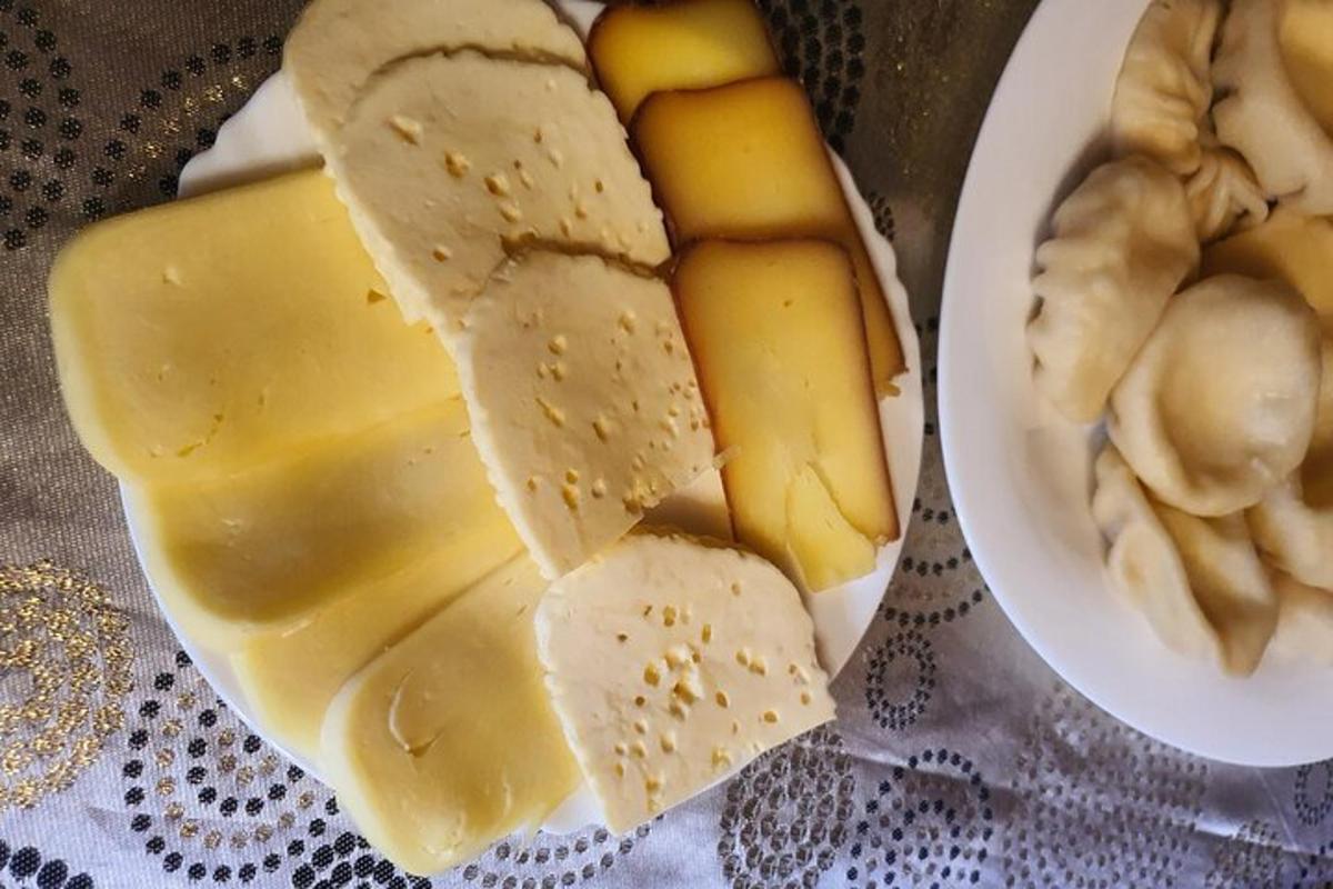 Un plato de queso y fruta en una mesa.