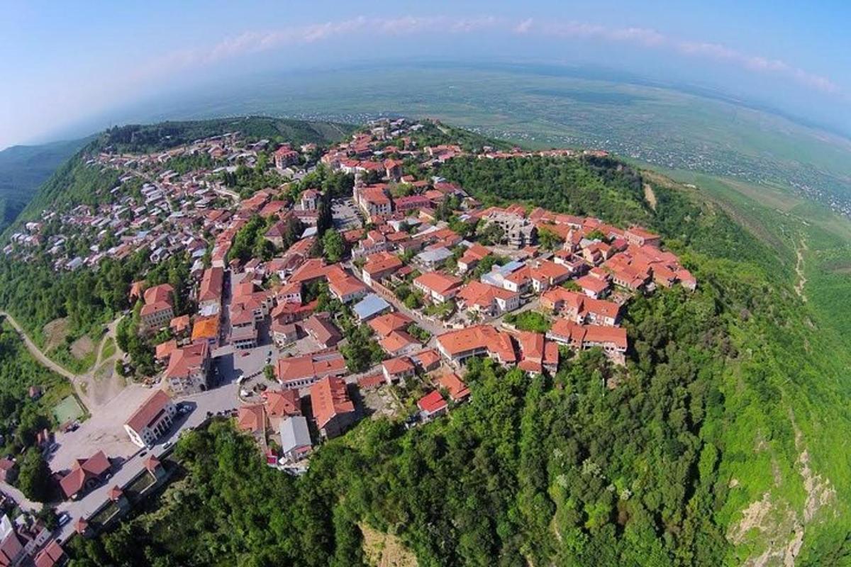 letecký pohled na město na hoře