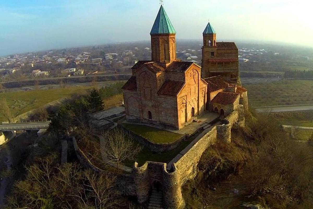starý kostel na vrcholu kopce