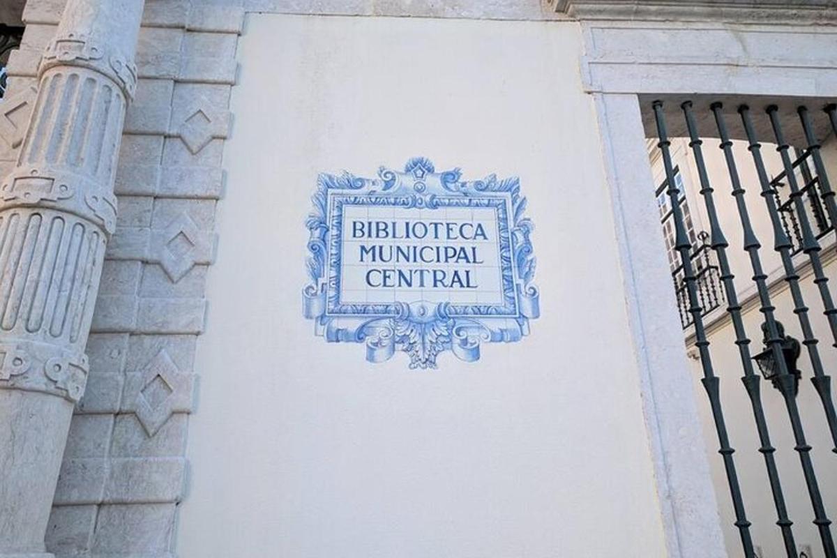 uma placa na lateral de um prédio