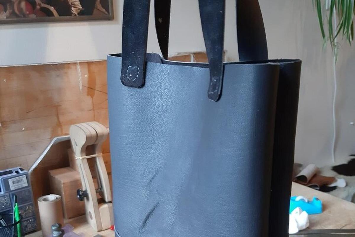 modrá taška ležící na pultu