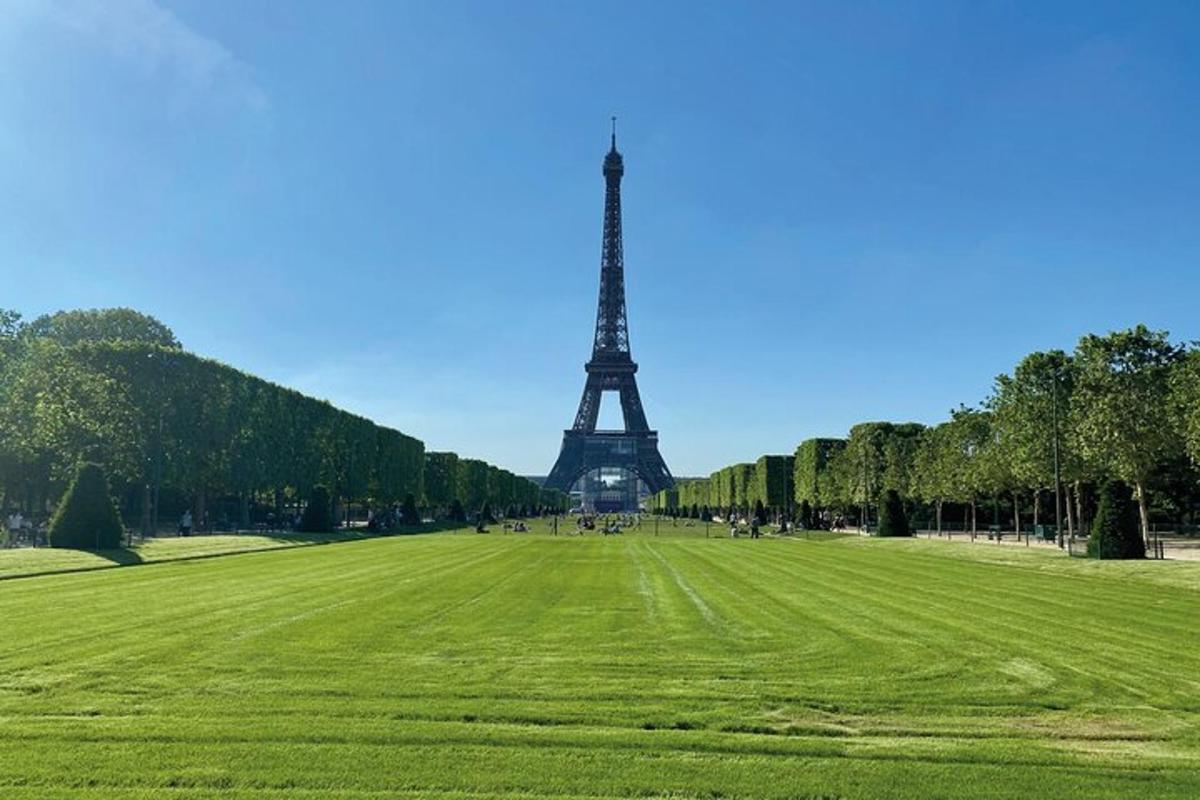 un campo verde con la torre Eiffel sullo sfondo