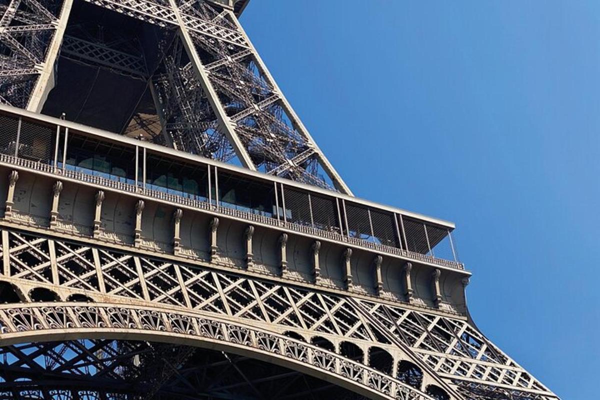 un primo piano della torre Eiffel