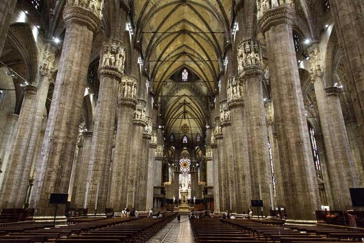 katedral besar dengan deretan kursi di dalamnya