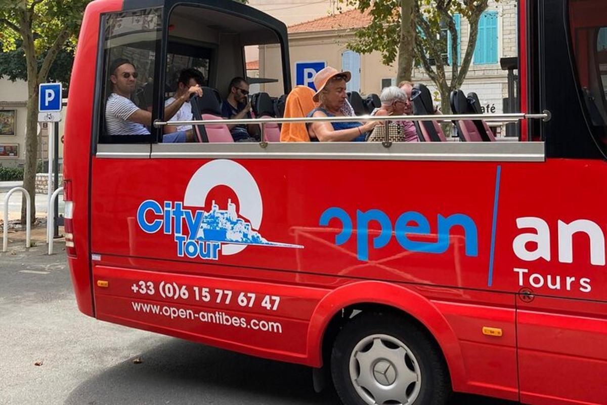 červený autobus s lidmi sedícími vzadu