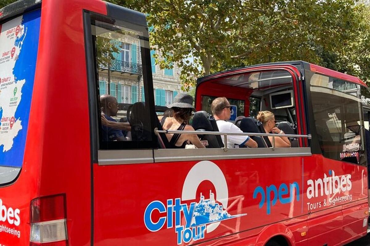 skupina lidí jedoucích v červeném autobuse
