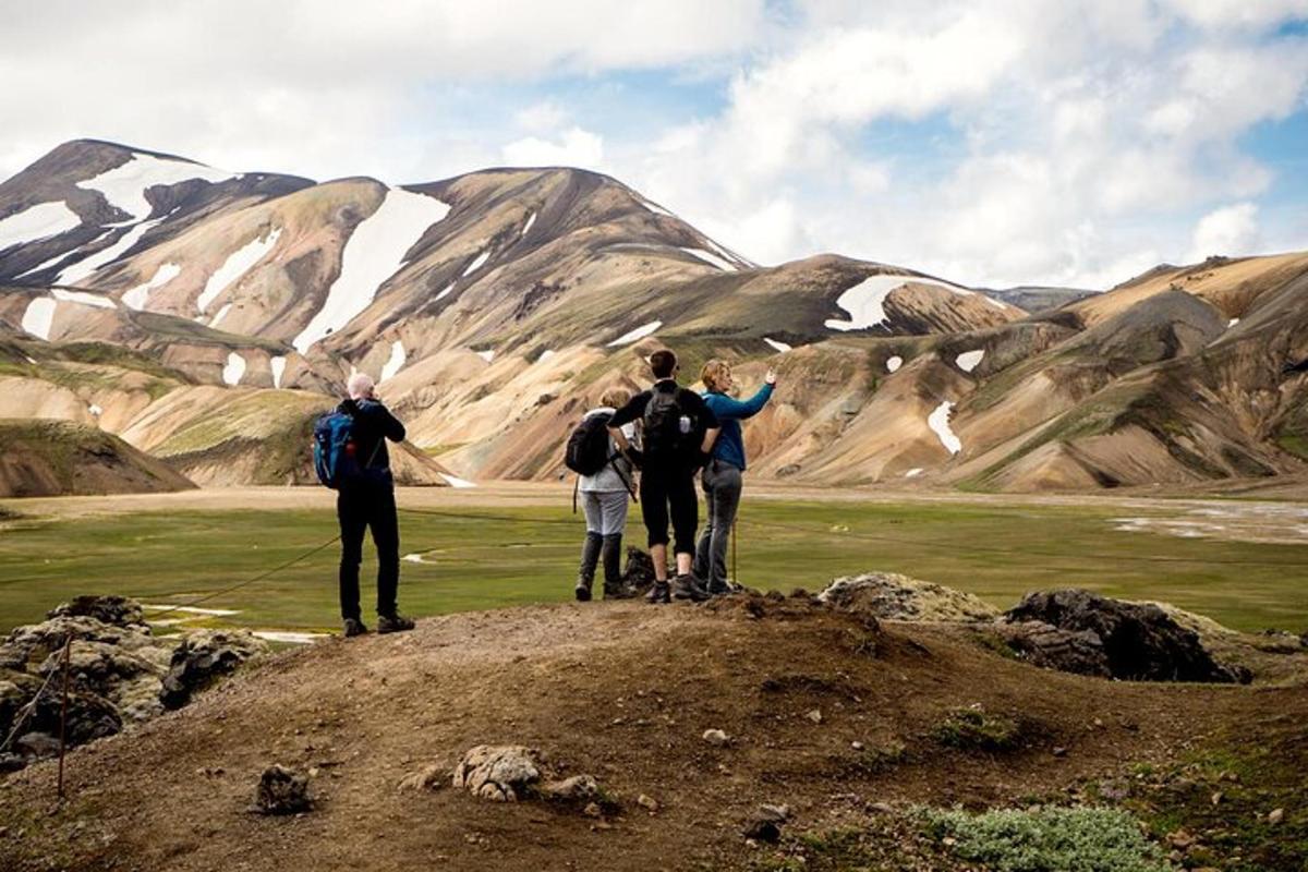 un grup de oameni care stau pe vârful unui munte