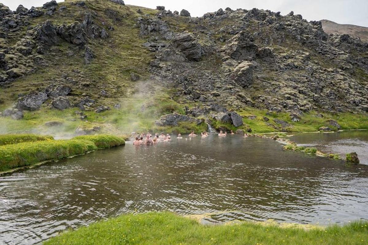 un gruppo di persone che nuotano in un fiume