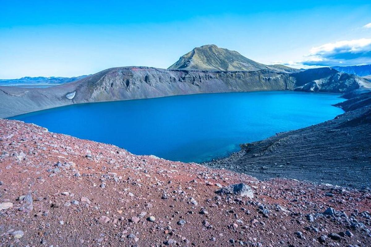 una vista di un lago blu in montagna
