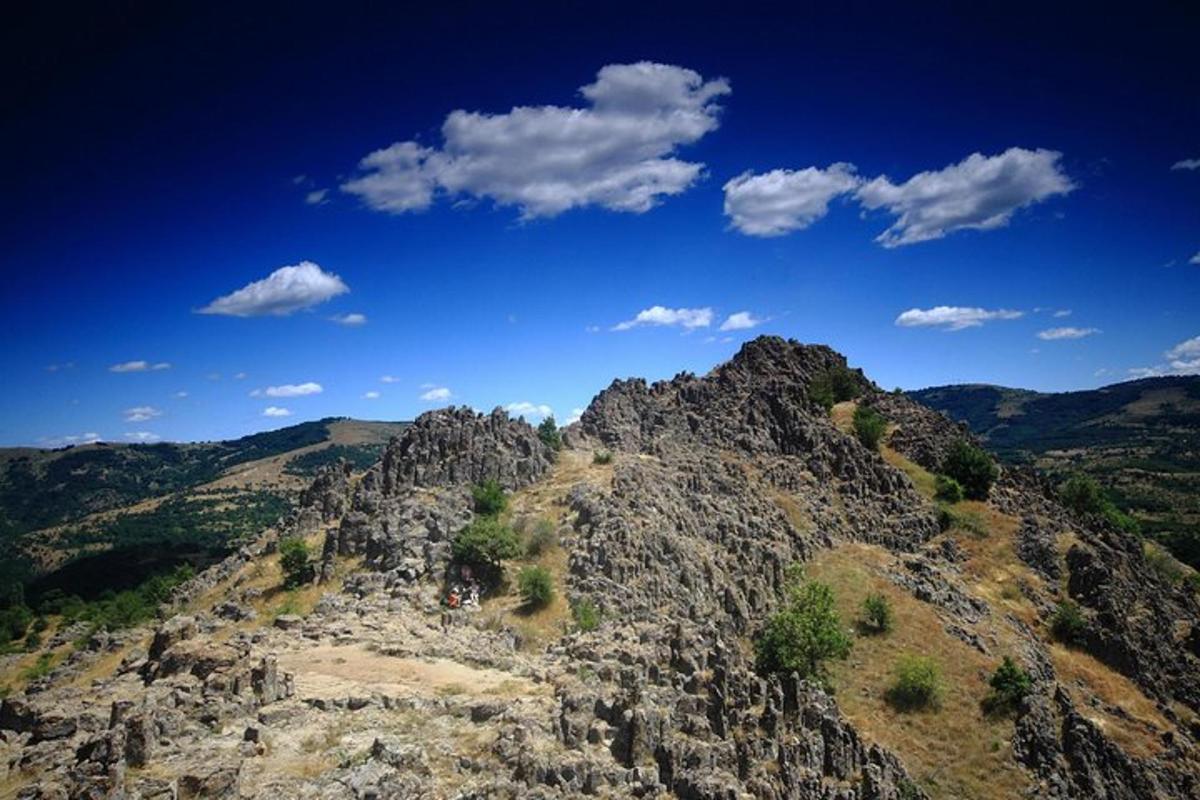 una vista di una montagna rocciosa con nuvole nel cielo
