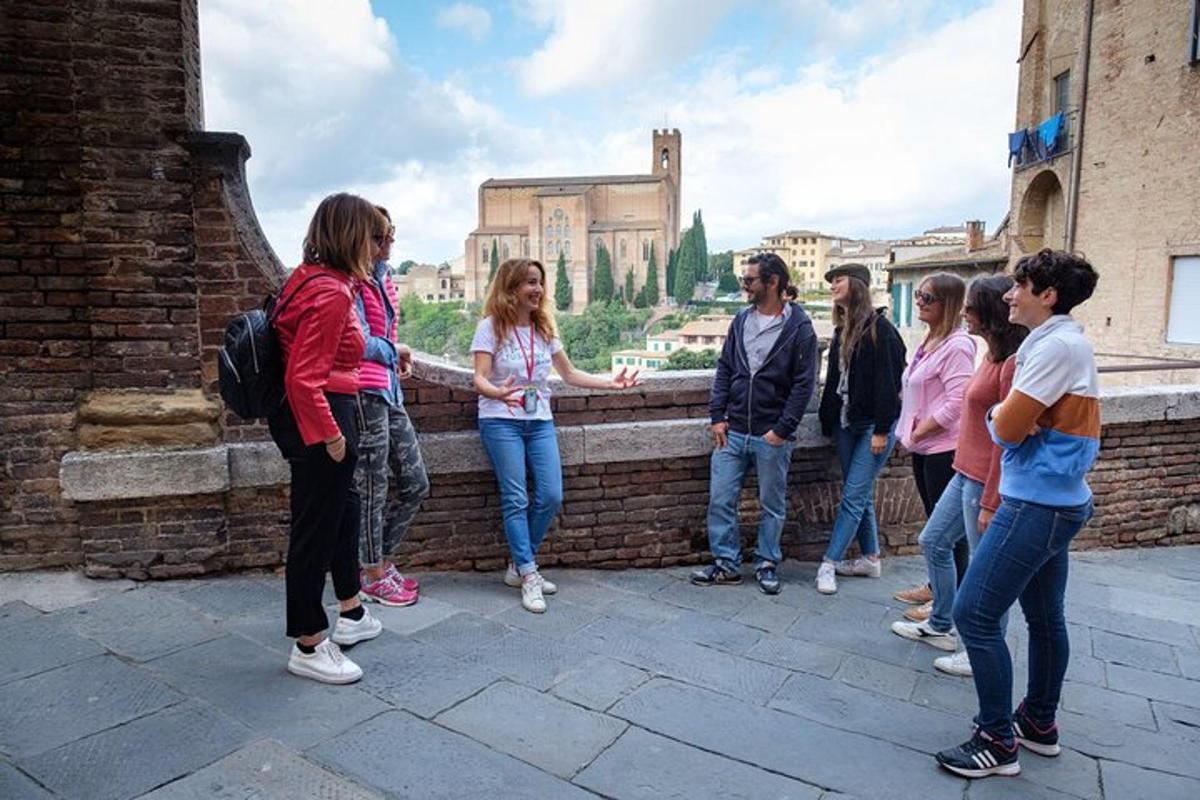Un grupo de personas de pie frente a una pared