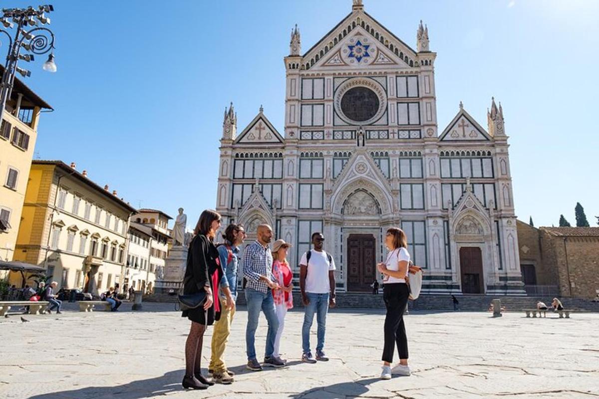 um grupo de pessoas em pé em frente a uma catedral