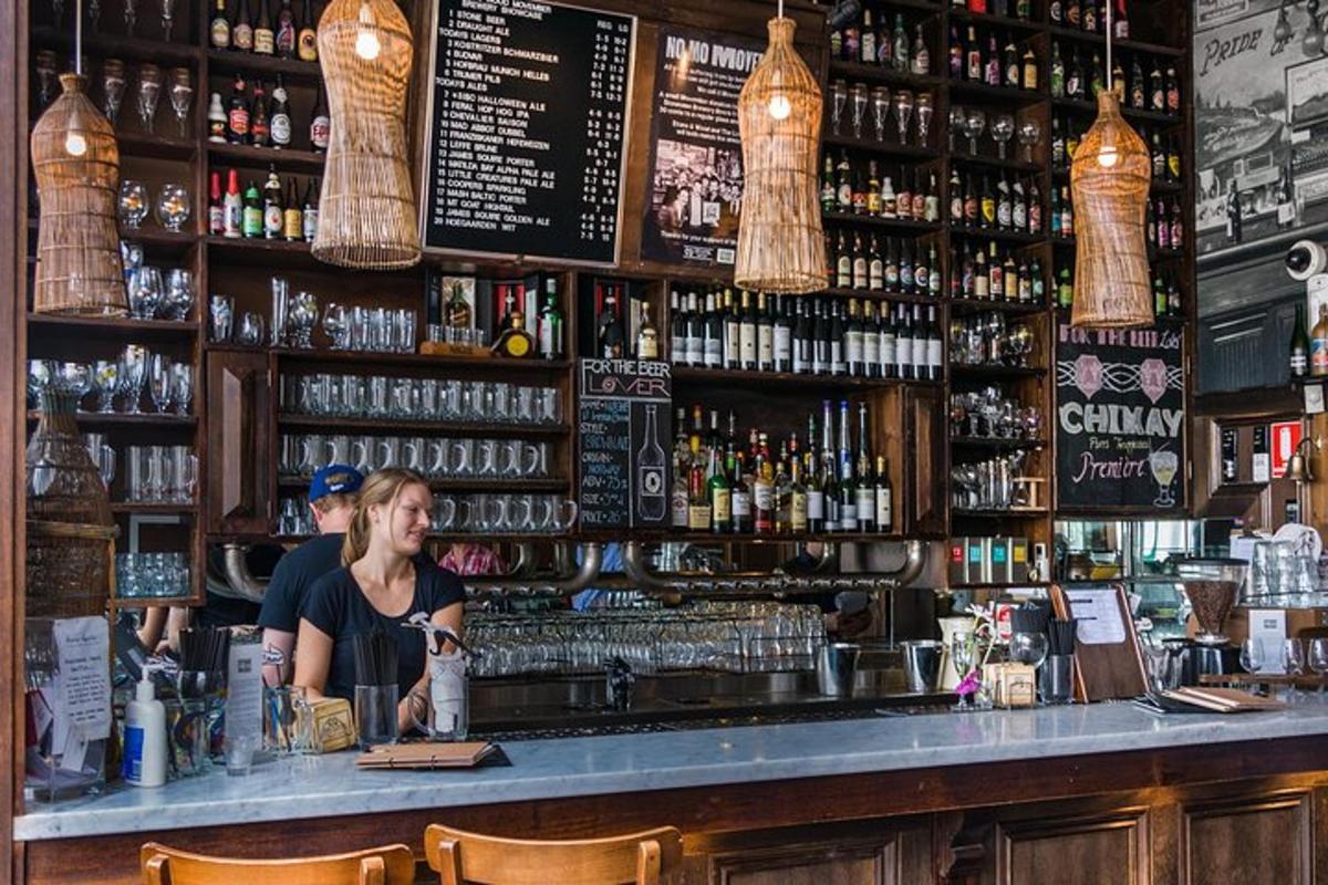een vrouw die aan een bar in een pub zit