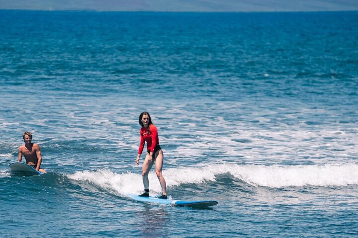 uma mulher pegando uma onda em uma prancha de surfe no oceano