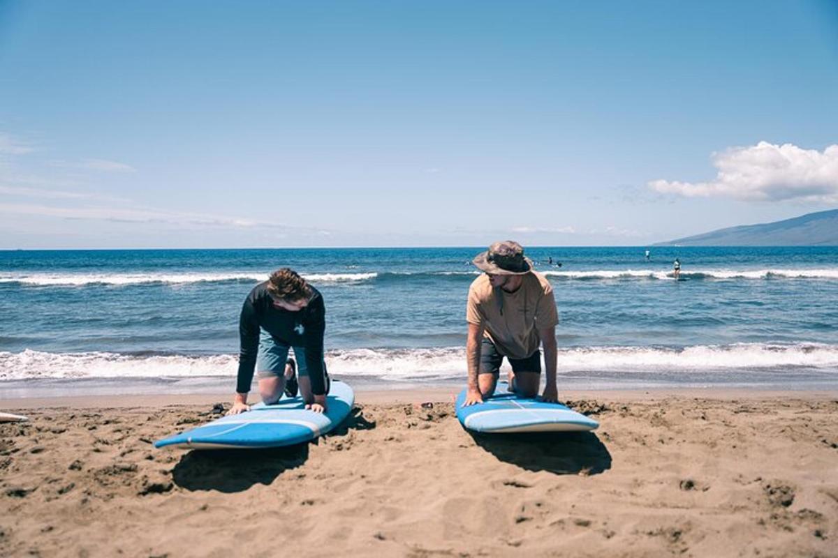 duas pessoas em pé em pranchas de surfe na praia