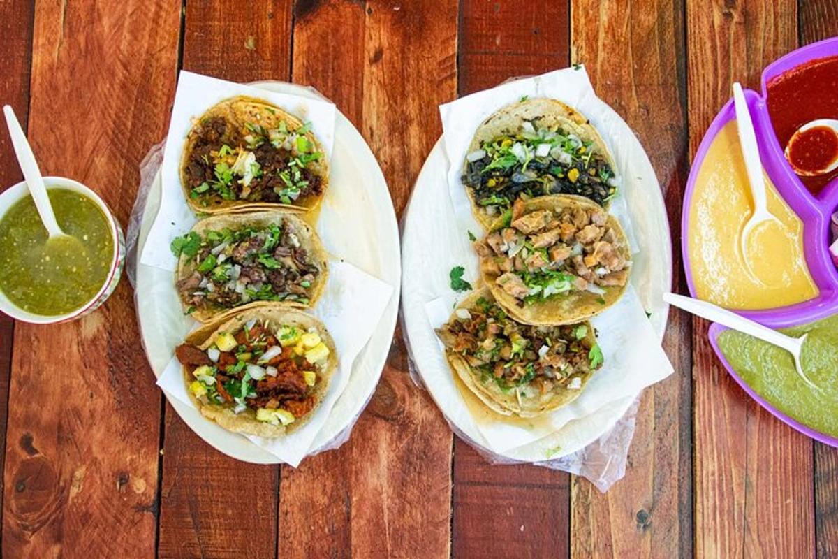 eine Gruppe von drei Tacos auf einem Holztisch