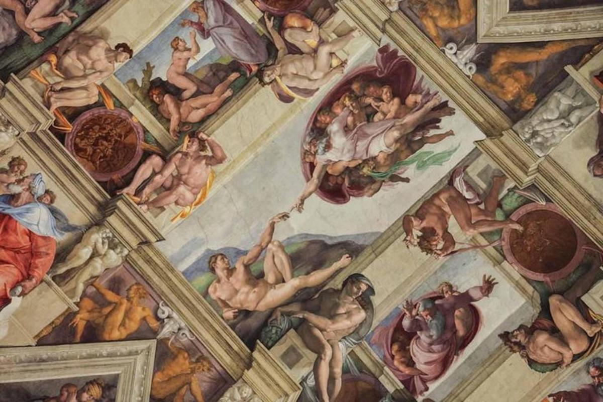un soffitto con dipinti sui soffitti di un edificio