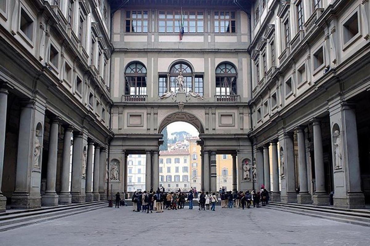 un gruppo di persone in piedi in un grande edificio