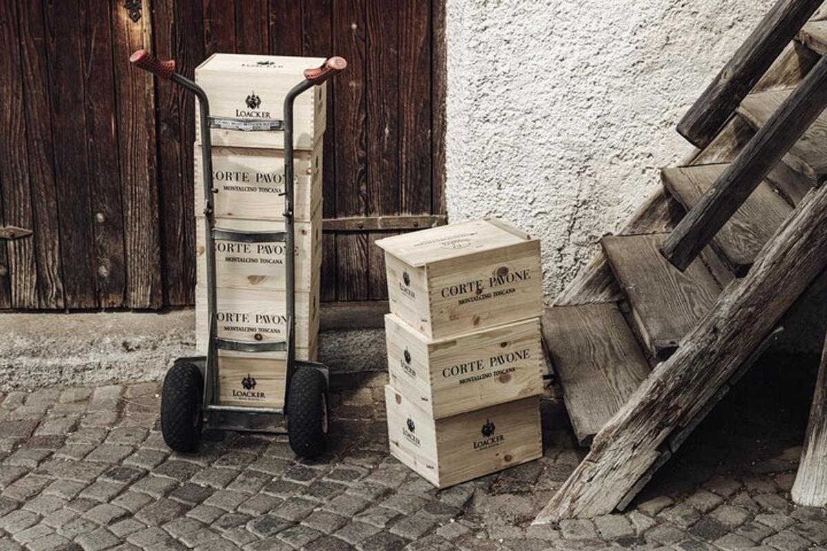 tri škatle na kolesih poleg stavbe
