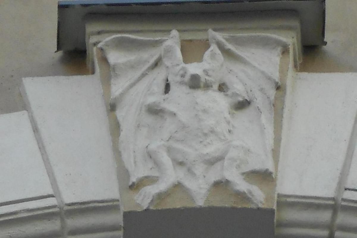 una scultura di un gatto sul lato di un edificio