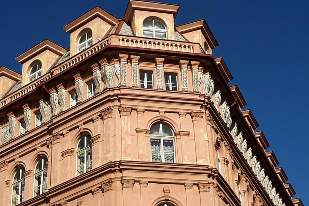 un edificio alto con una torre dell'orologio in cima