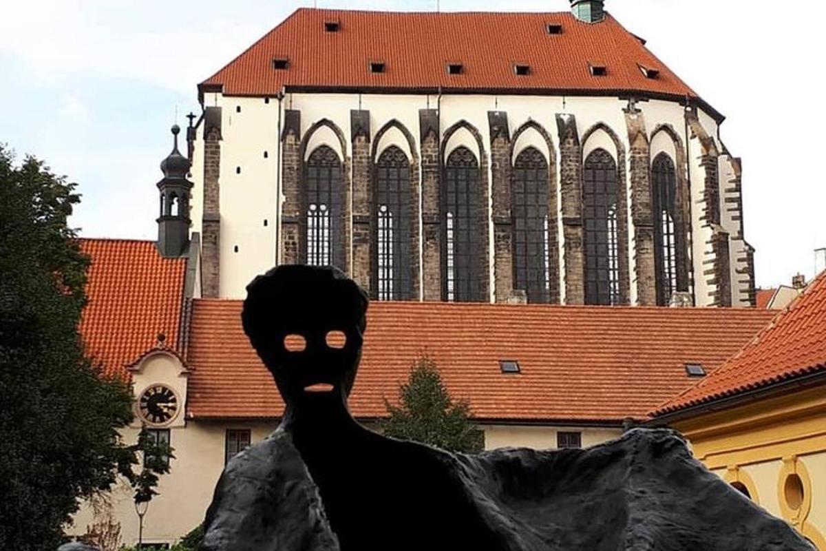 egy fekete macska szobra egy épület előtt