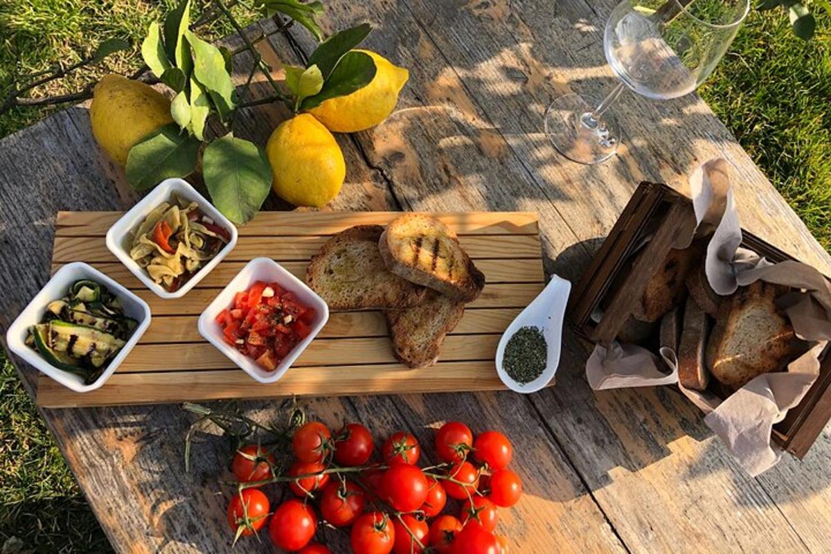 meja kayu dengan dulang roti dan tomato