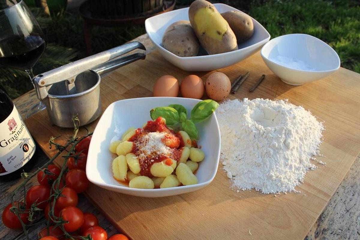 o masă de lemn acoperită cu boluri cu mâncare și ingrediente