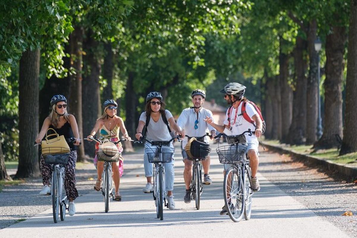 een groep mensen die op de fiets over een weg rijden