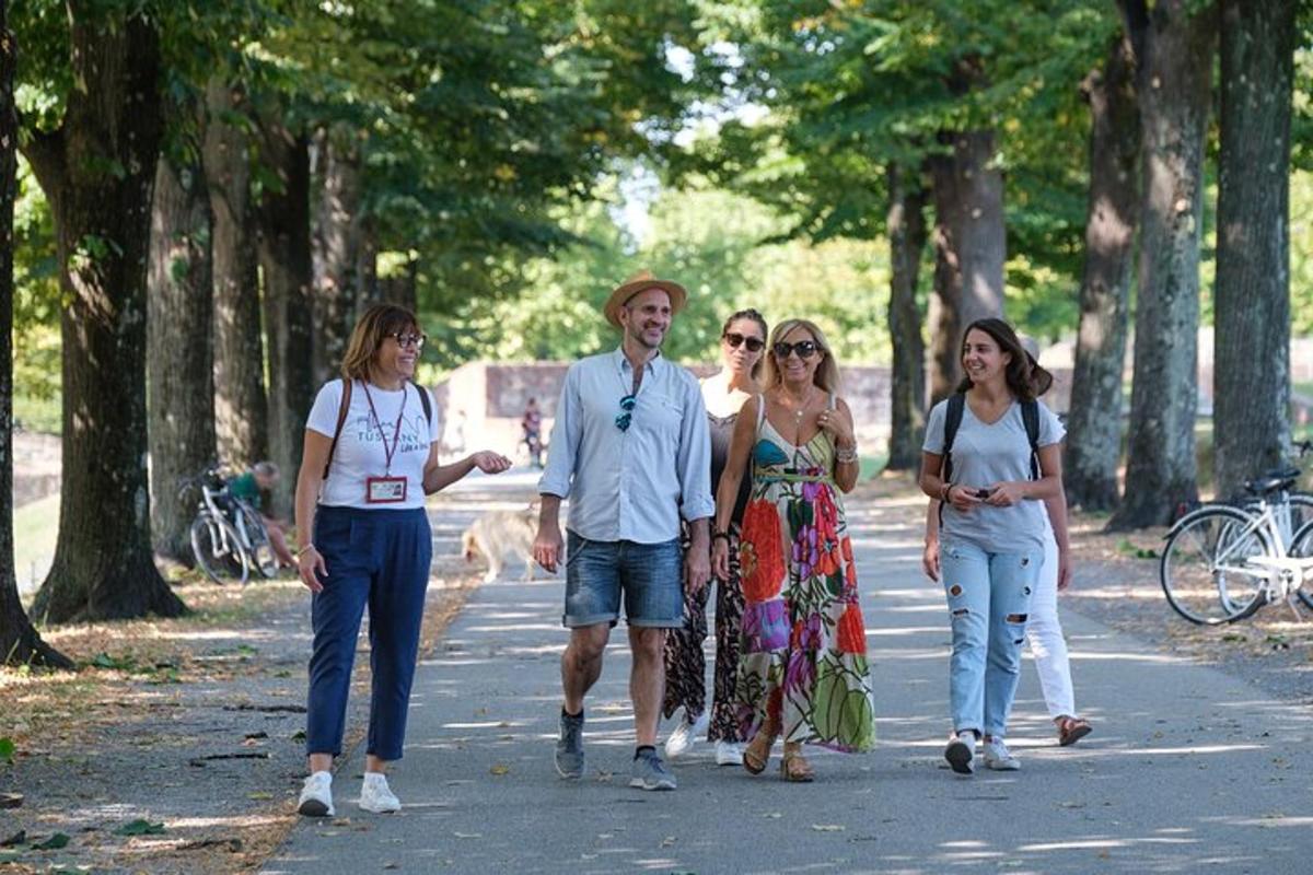 skupina lidí jdoucích po silnici