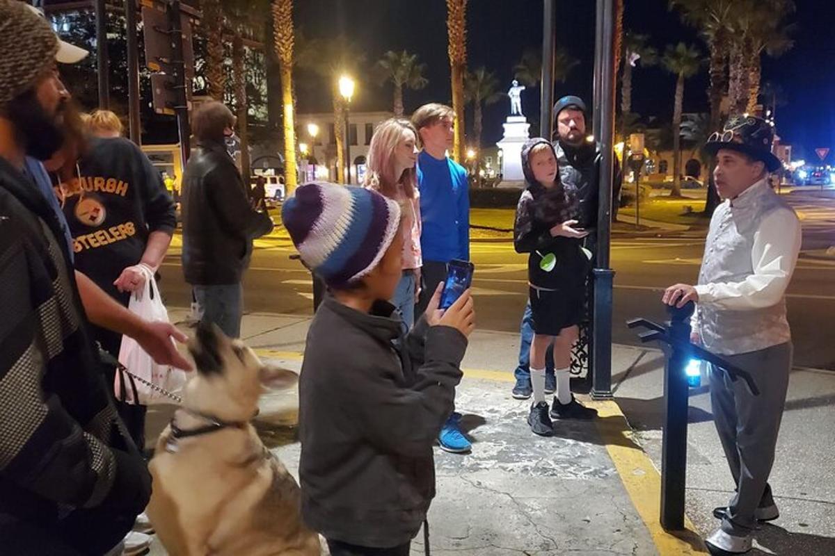 一个小男孩在街上和一只狗合影