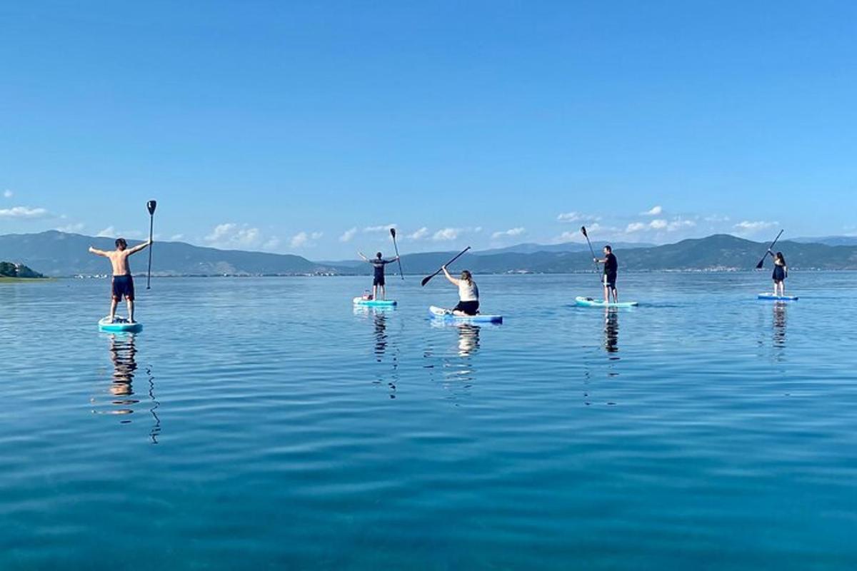 eine Gruppe von Menschen auf Paddle-Boards im Wasser