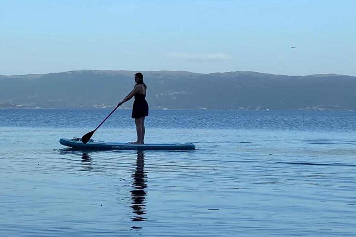 eine Frau, die auf einem Paddleboard im Wasser steht