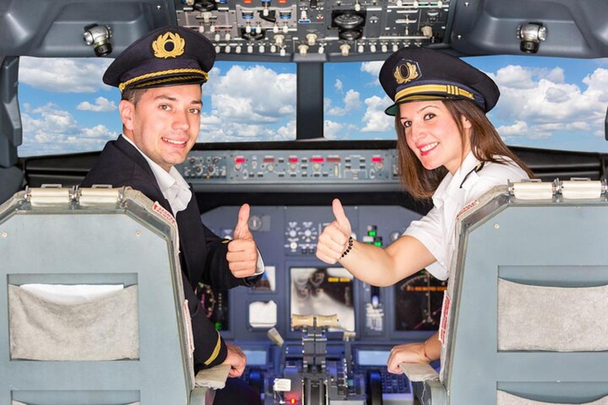 un uomo e una donna in uniforme che si salutano con il pollice in su su un aereo