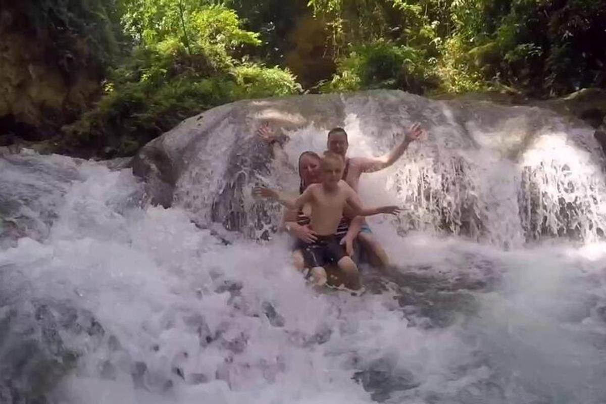 due uomini che giocano nell'acqua di una cascata