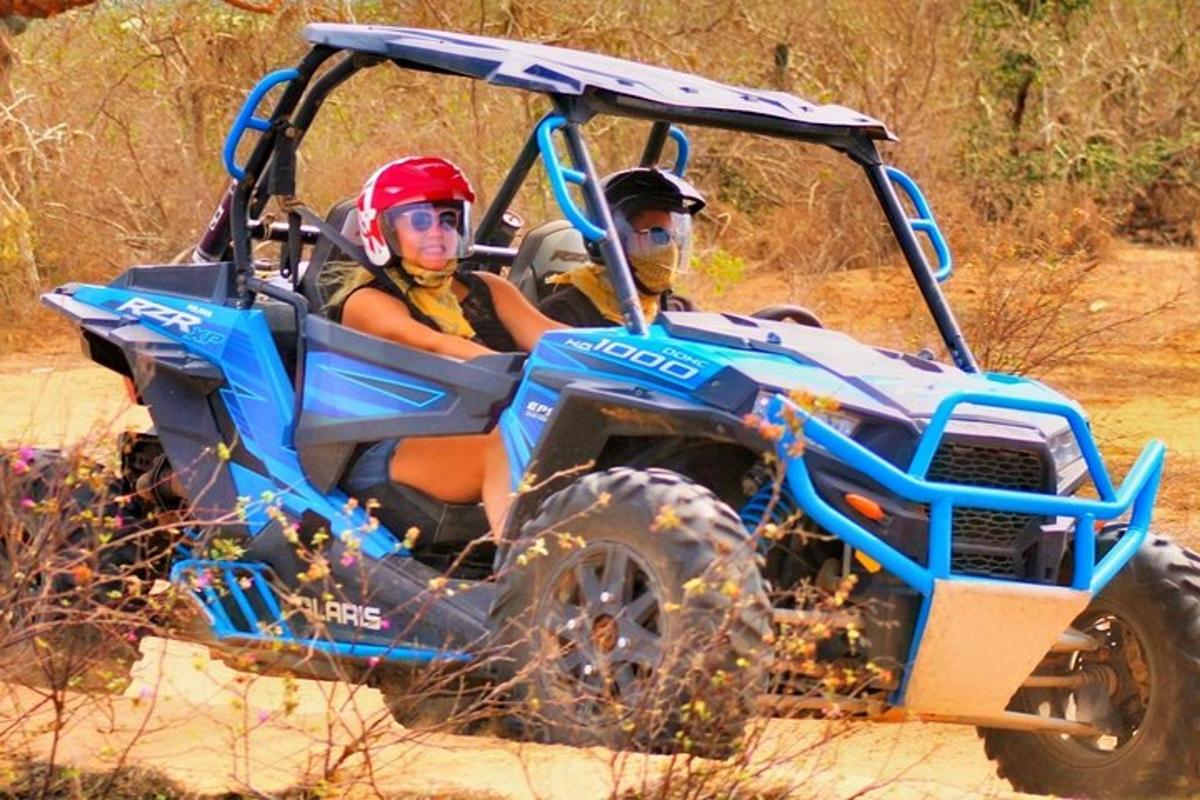 dalawang taong nakaupo sa likod ng isang atv